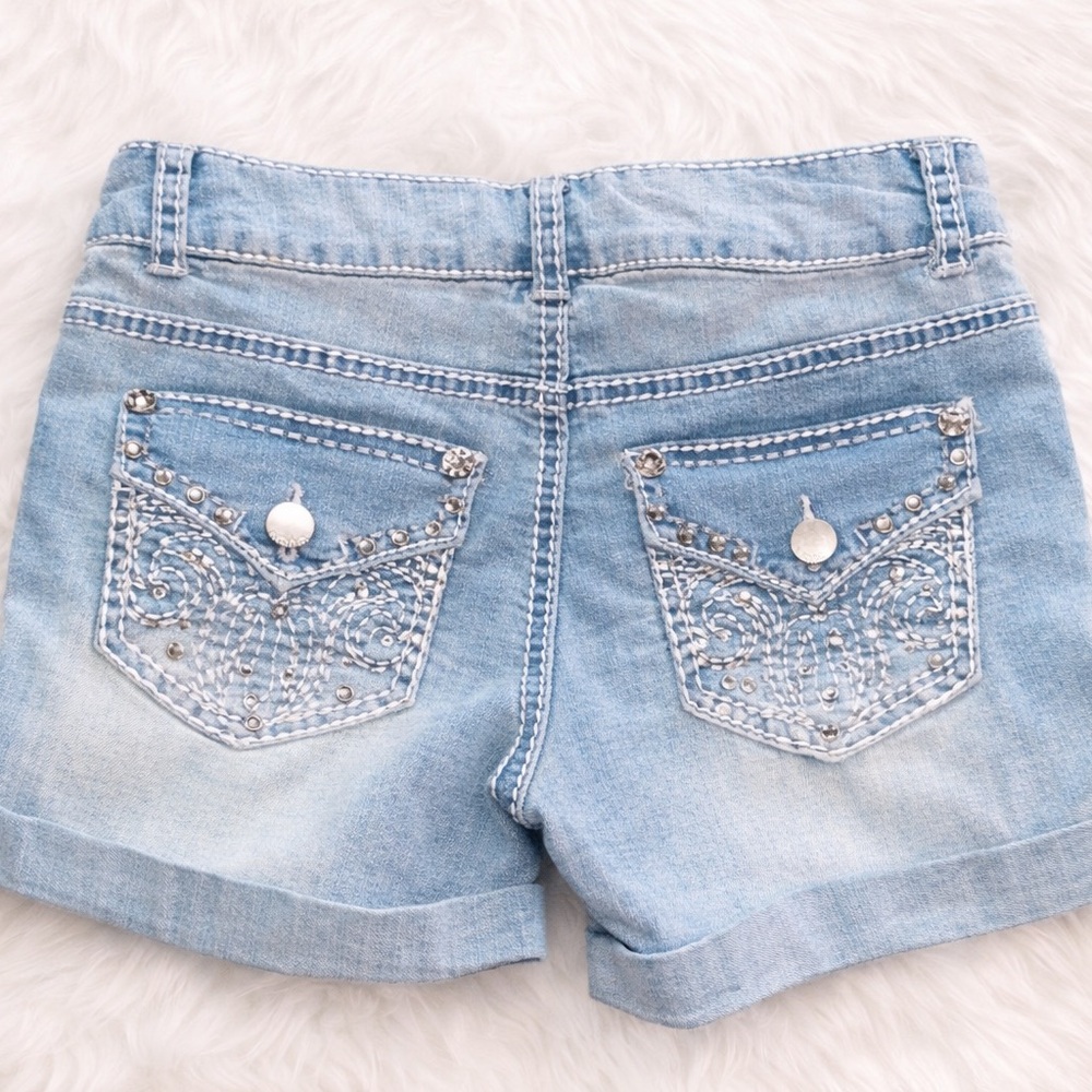 No Boundaries Light Wash Denim Shorts Embellished Pockets Cuffed Hem Size 1 - Picture 2 of 3